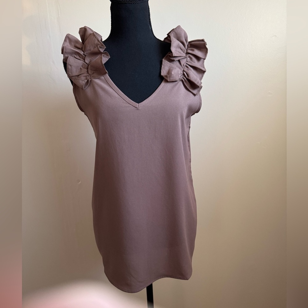 Sz S Zenana V neck ruffled sleeveless top Cocoa in color NWOT🐸